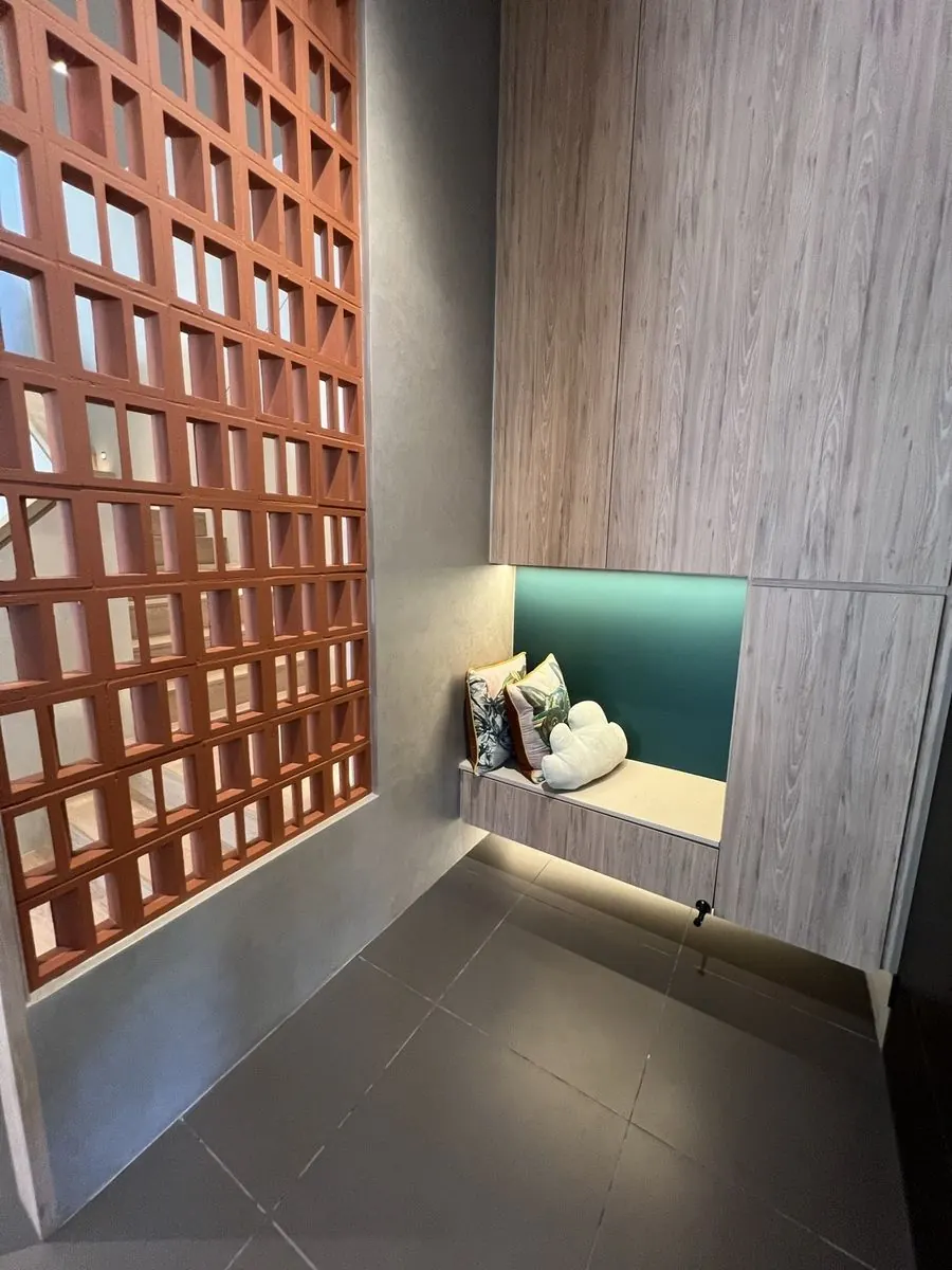 Timber screen feature wall at the entrance of the BungalowDees Premier show unit