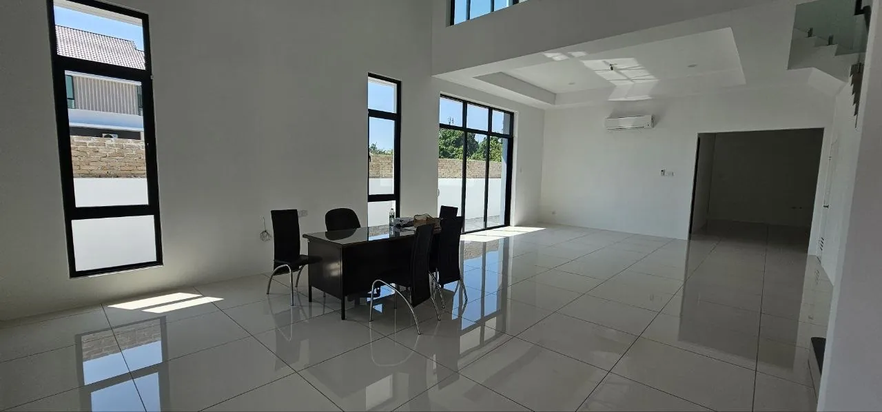 Pinggiran Pengkalan Bayu dining area with a raised ceiling