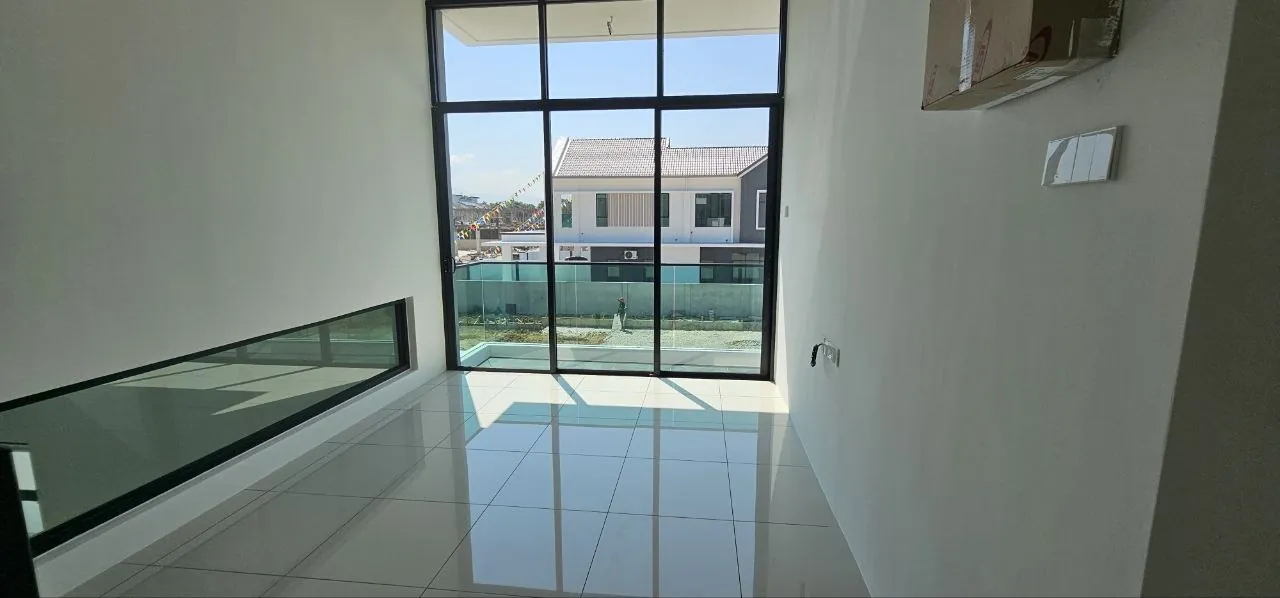 Pinggiran Pengkalan Bayu upper floor with glass panel over the double-height space