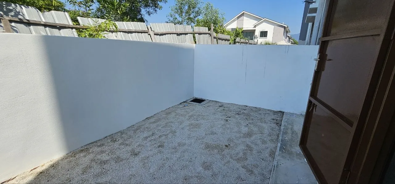 Pinggiran Pengkalan Bayu walled back yard