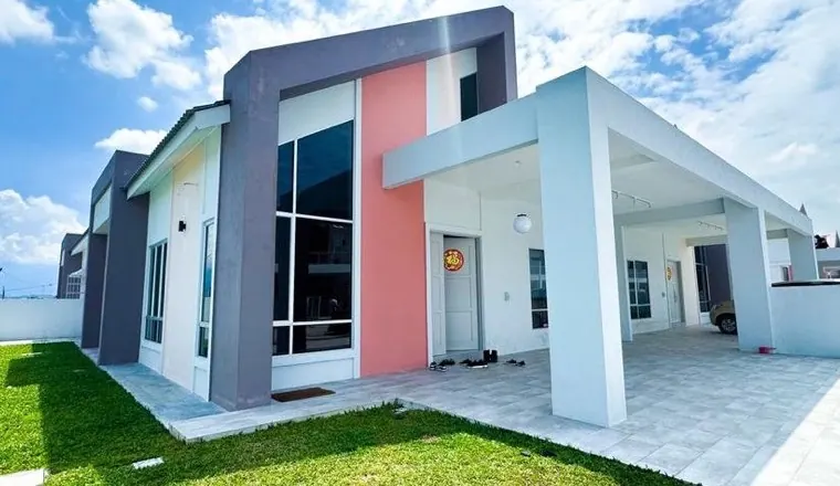 Single storey semi-detached home with side garden at Klemeru 3, Meru Ipoh